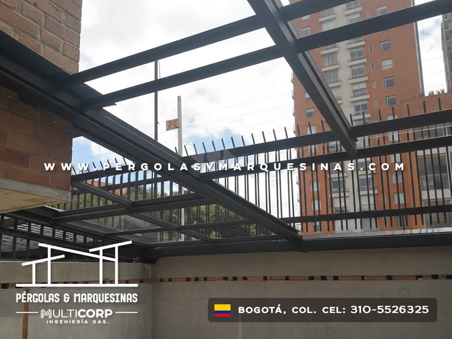 Estructura metalica negra terraza edificio piso barandal tubular edificios naranja fondo en Bogotá, Colombia. Multicorp Ingeniería SAS. Estructura metalica negra terraza edificio piso barandal tubular edificios naranja fondo en Bogotá, Colombia. Multicorp Ingeniería SAS.
