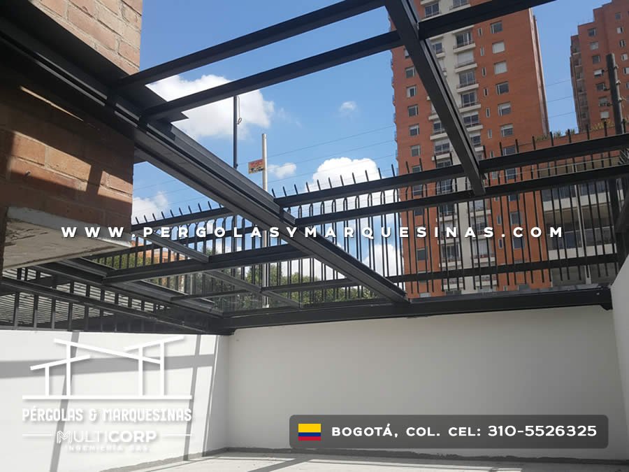 Techo metalico negro terraza edificio barandal vista edificios residenciales cielo azul en Bogotá, Colombia. Multicorp Ingeniería SAS. Techo metalico negro terraza edificio barandal vista edificios residenciales cielo azul en Bogotá, Colombia. Multicorp Ingeniería SAS.