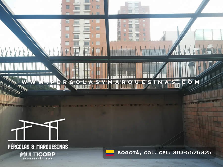 Estructura metalica negra terraza edificio baranda edificios naranja muro ladrillo perspectiva en Bogotá, Colombia. Multicorp Ingeniería SAS. Estructura metalica negra terraza edificio baranda edificios naranja muro ladrillo perspectiva en Bogotá, Colombia. Multicorp Ingeniería SAS.