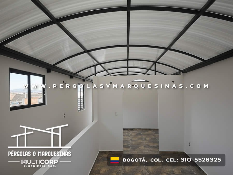 Domo curvo metalico policarbonato interior habitacion blanca ventanas acabado piedra vista exterior en Bogotá, Colombia. Multicorp Ingeniería SAS. Domo curvo metalico policarbonato interior habitacion blanca ventanas acabado piedra vista exterior en Bogotá, Colombia. Multicorp Ingeniería SAS.