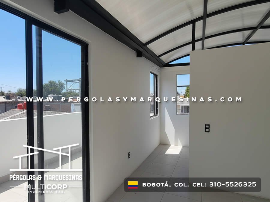 Techo curvo metalico policarbonato interior habitacion ventanas negras paredes blancas cielo nublado en Bogotá, Colombia. Multicorp Ingeniería SAS. Techo curvo metalico policarbonato interior habitacion ventanas negras paredes blancas cielo nublado en Bogotá, Colombia. Multicorp Ingeniería SAS.