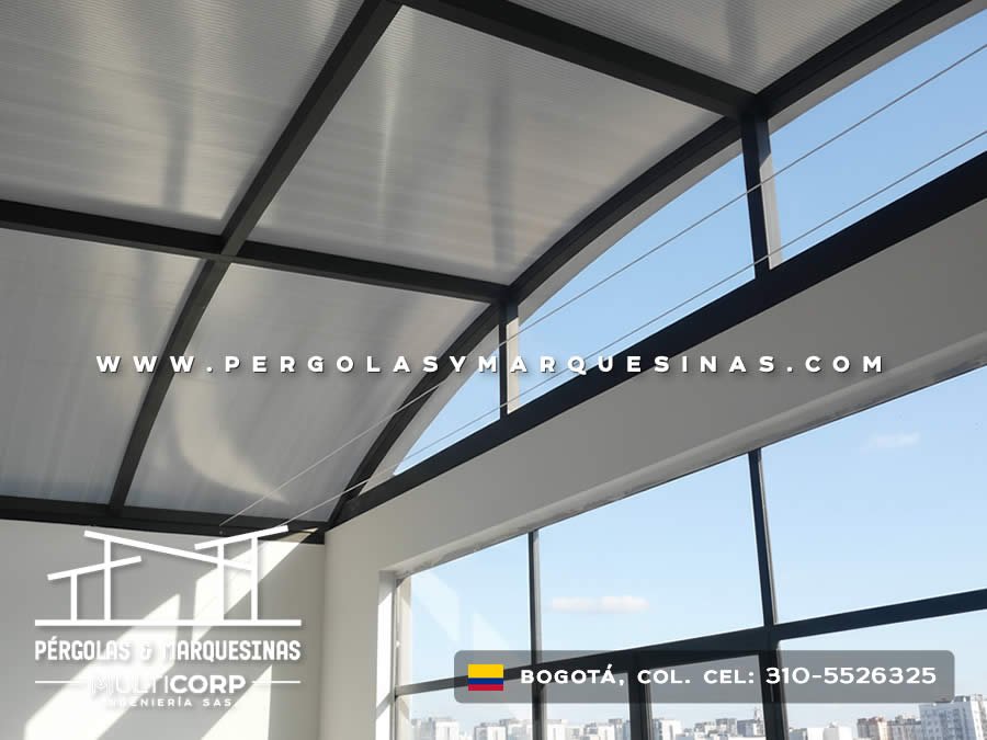 Cubierta metalica policarbonato interior habitacion ventanas panoramicas vista ciudad edificios cielo en Bogotá, Colombia. Multicorp Ingeniería SAS. Cubierta metalica policarbonato interior habitacion ventanas panoramicas vista ciudad edificios cielo en Bogotá, Colombia. Multicorp Ingeniería SAS.