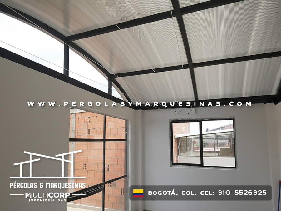 Techo metalico policarbonato interior habitacion ventanas construccion ladrillo vista parcial cielo nublado en Bogotá, Colombia. Multicorp Ingeniería SAS. Techo metalico policarbonato interior habitacion ventanas construccion ladrillo vista parcial cielo nublado en Bogotá, Colombia. Multicorp Ingeniería SAS.