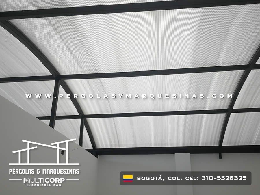 Cubierta arcos metalicos policarbonato translucido interior detalle perfiles negros cielo luminoso en Bogotá, Colombia. Multicorp Ingeniería SAS. Cubierta arcos metalicos policarbonato translucido interior detalle perfiles negros cielo luminoso en Bogotá, Colombia. Multicorp Ingeniería SAS.