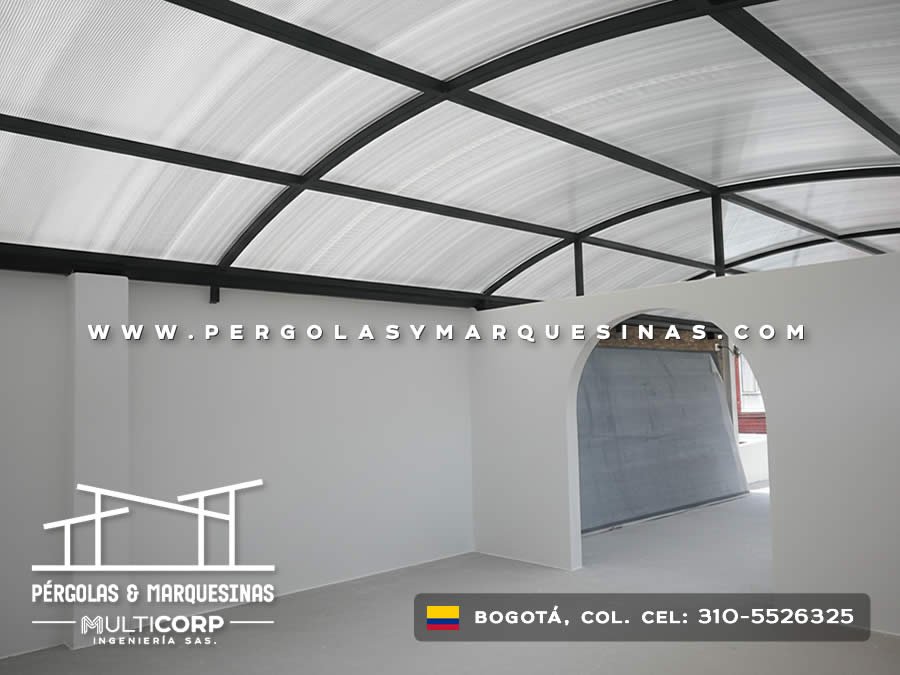 Techo curvo metalico policarbonato interior habitacion arco puerta muro blanco vista parcial cielo en Bogotá, Colombia. Multicorp Ingeniería SAS. Techo curvo metalico policarbonato interior habitacion arco puerta muro blanco vista parcial cielo en Bogotá, Colombia. Multicorp Ingeniería SAS.
