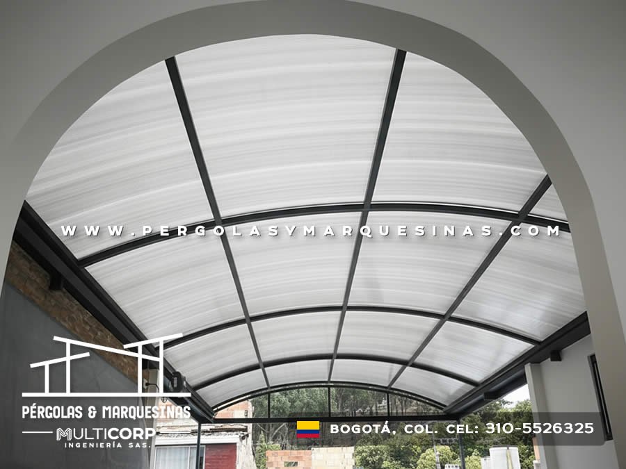 Cubierta curva policarbonato arcos metalicos negros interior arco acceso jardin vivienda en Bogotá, Colombia. Multicorp Ingeniería SAS. Cubierta curva policarbonato arcos metalicos negros interior arco acceso jardin vivienda en Bogotá, Colombia. Multicorp Ingeniería SAS.