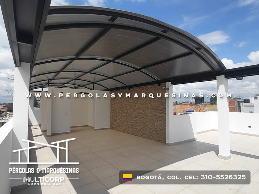 Pergola curva metalica policarbonato azotea columnas blancas piso ceramica muro piedra vista urbana en Bogotá, Colombia. Multicorp Ingeniería SAS. Pergola curva metalica policarbonato azotea columnas blancas piso ceramica muro piedra vista urbana en Bogotá, Colombia. Multicorp Ingeniería SAS.
