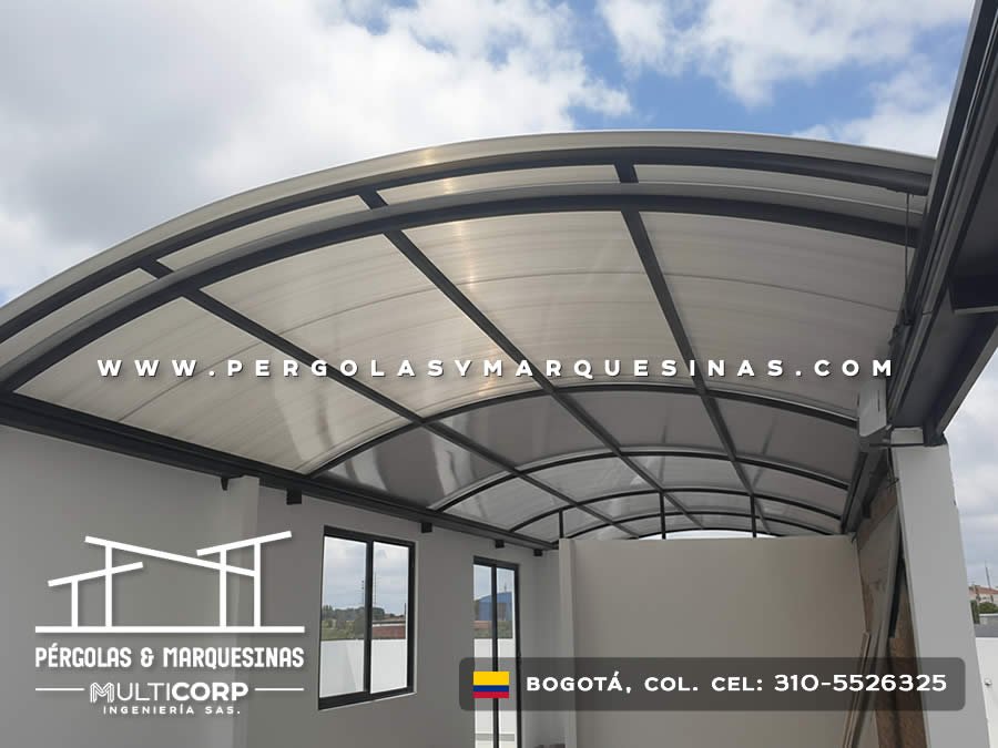 Cubierta curva metalica policarbonato azotea columnas blancas ventanas edificio cielo nublado horizonte en Bogotá, Colombia. Multicorp Ingeniería SAS. Cubierta curva metalica policarbonato azotea columnas blancas ventanas edificio cielo nublado horizonte en Bogotá, Colombia. Multicorp Ingeniería SAS.