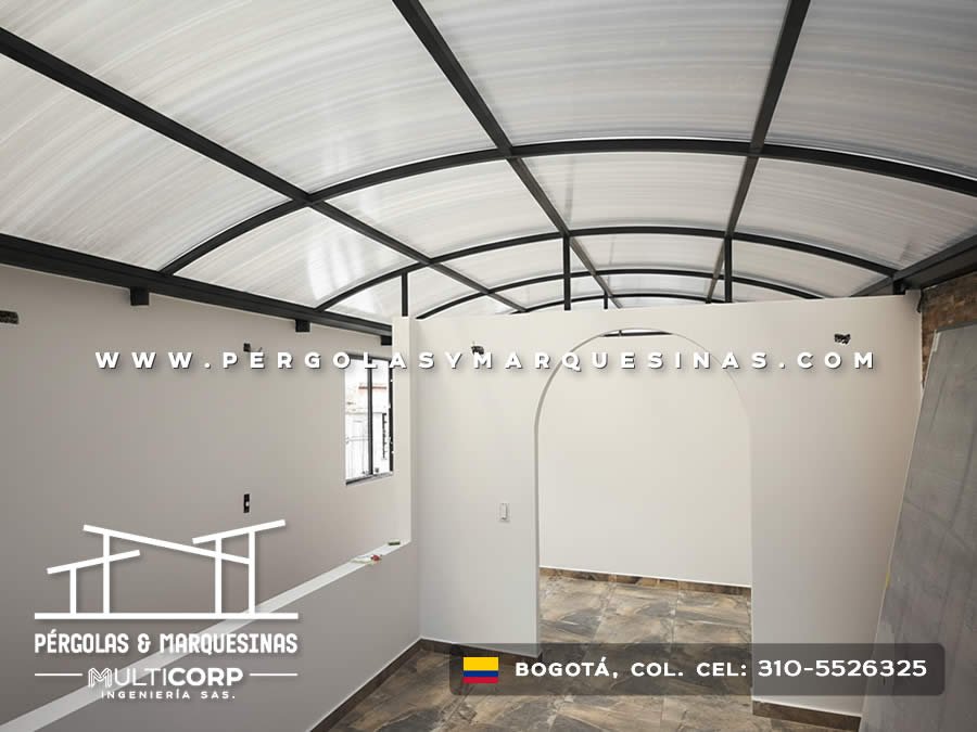 Cubierta curva metalica policarbonato interior arcos negros habitacion paredes blancas piso madera ventana en Bogotá, Colombia. Multicorp Ingeniería SAS. Cubierta curva metalica policarbonato interior arcos negros habitacion paredes blancas piso madera ventana en Bogotá, Colombia. Multicorp Ingeniería SAS.