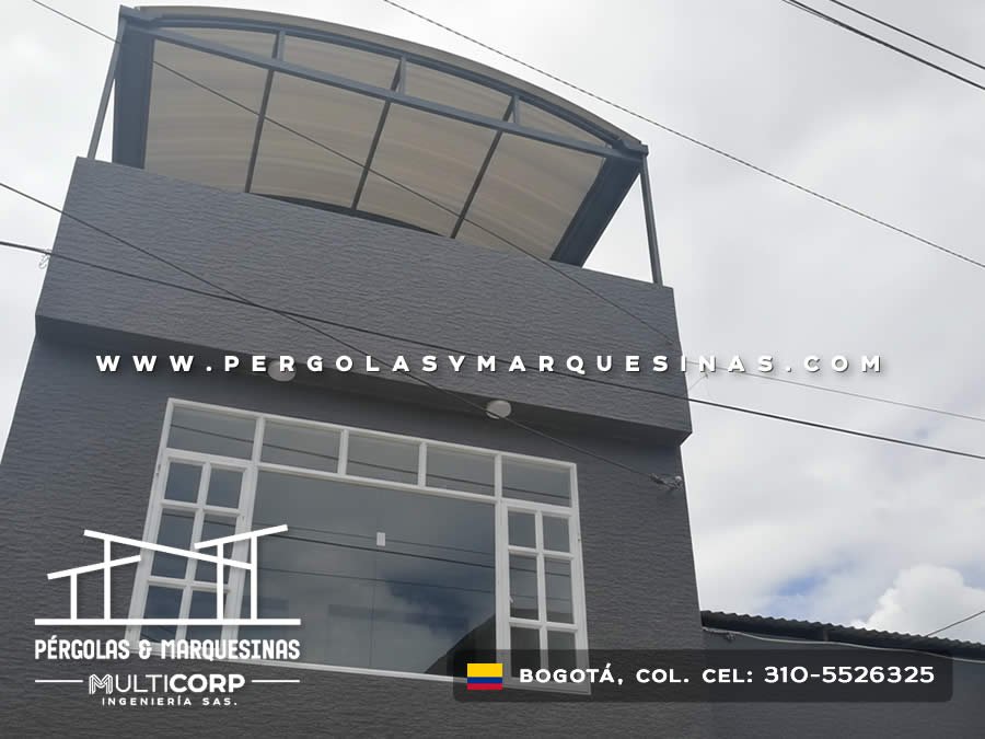 Cubierta metalica inclinada policarbonato fachada edificio moderno textura gris ventanas amplias cielo nublado en Bogotá, Colombia. Multicorp Ingeniería SAS. Cubierta metalica inclinada policarbonato fachada edificio moderno textura gris ventanas amplias cielo nublado en Bogotá, Colombia. Multicorp Ingeniería SAS.