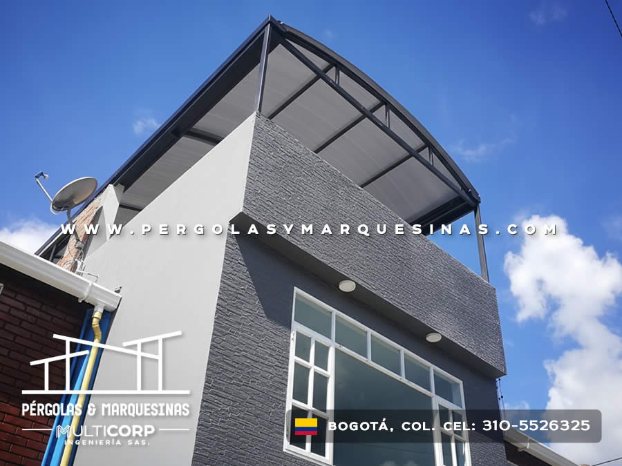 Cubierta metalica inclinada policarbonato azotea edificio fachada textura gris ventanas amplias cielo azul en Bogotá, Colombia. Multicorp Ingeniería SAS. Cubierta metalica inclinada policarbonato azotea edificio fachada textura gris ventanas amplias cielo azul en Bogotá, Colombia. Multicorp Ingeniería SAS.