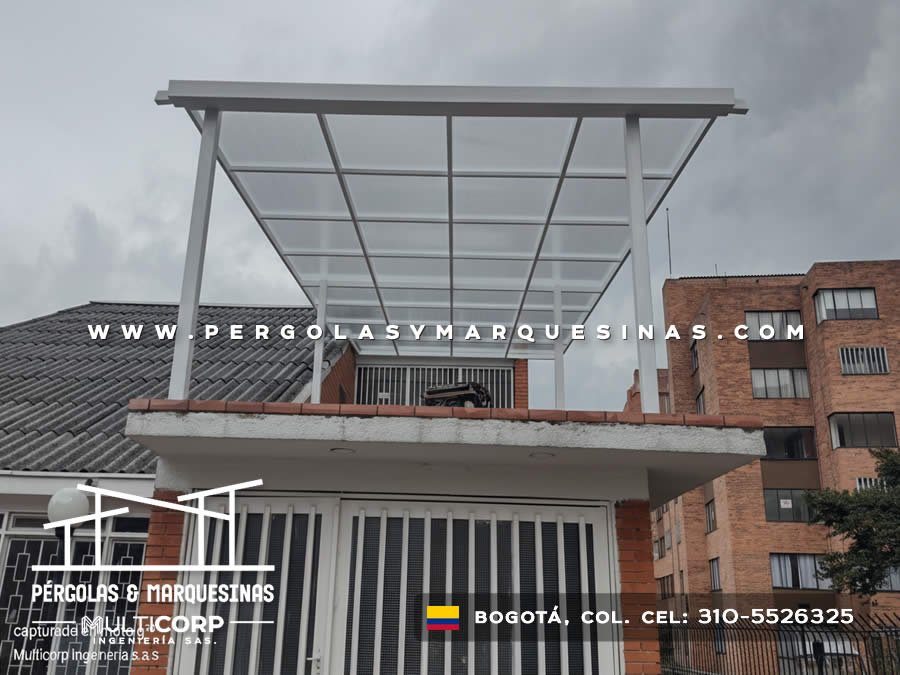 Pergola metalica blanca con vigas horizontales sobre terraza en construccion con vista urbana en Bogotá, Colombia. Multicorp Ingeniería SAS.