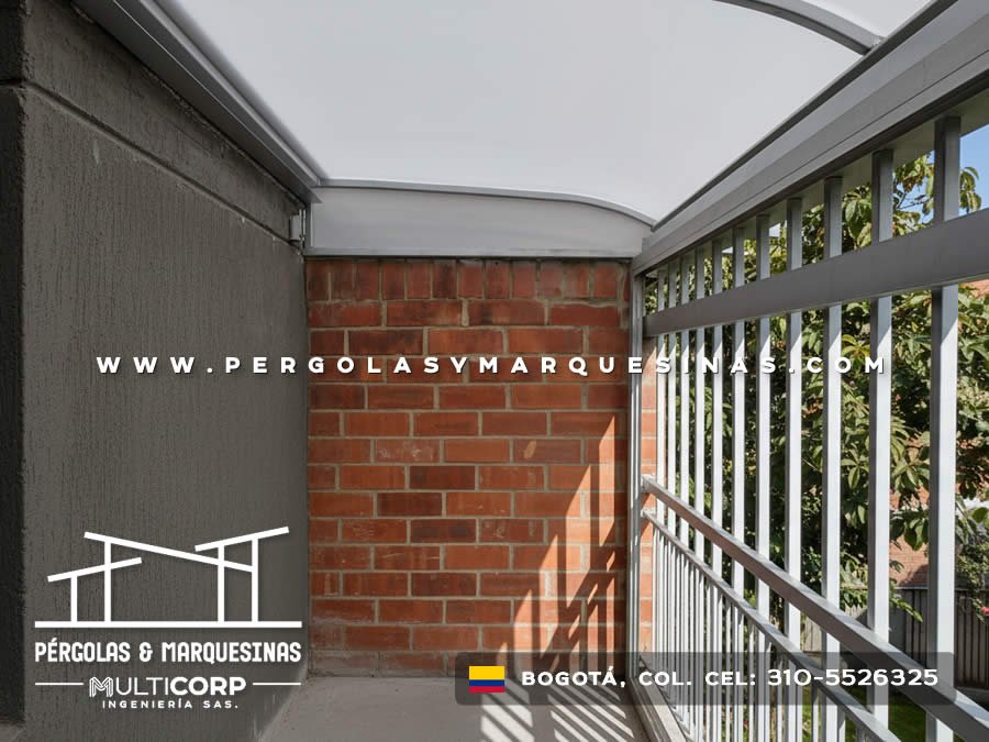 Techo curvo de policarbonato con perfiles metalicos blancos sobre balcon residencial con baranda metalica en Bogotá, Colombia. Multicorp Ingeniería SAS.