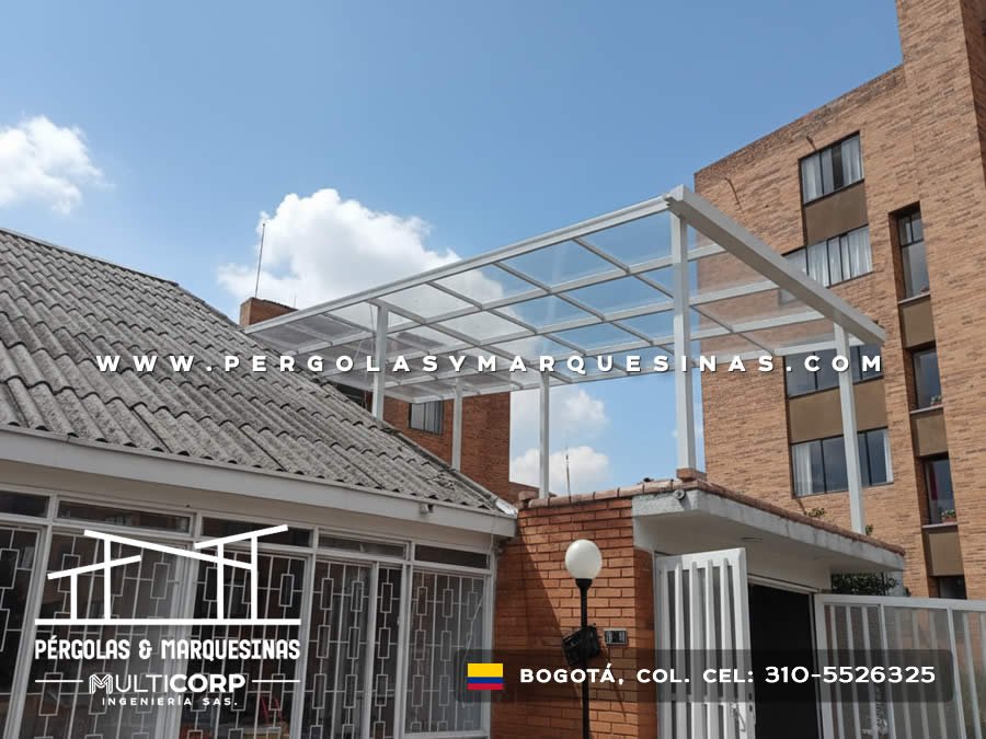 Estructura metalica blanca con paneles translucidos sobre porteria principal de conjunto residencial en Bogotá, Colombia. Multicorp Ingeniería SAS.