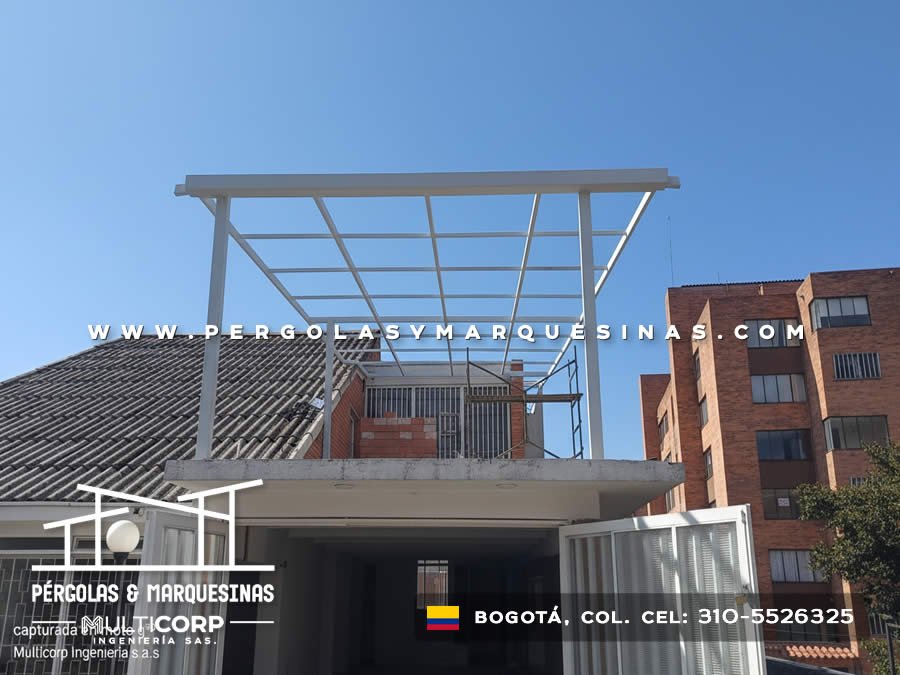 Estructura metalica blanca abierta con vigas horizontales sobre terraza de conjunto residencial en Bogotá, Colombia. Multicorp Ingeniería SAS.