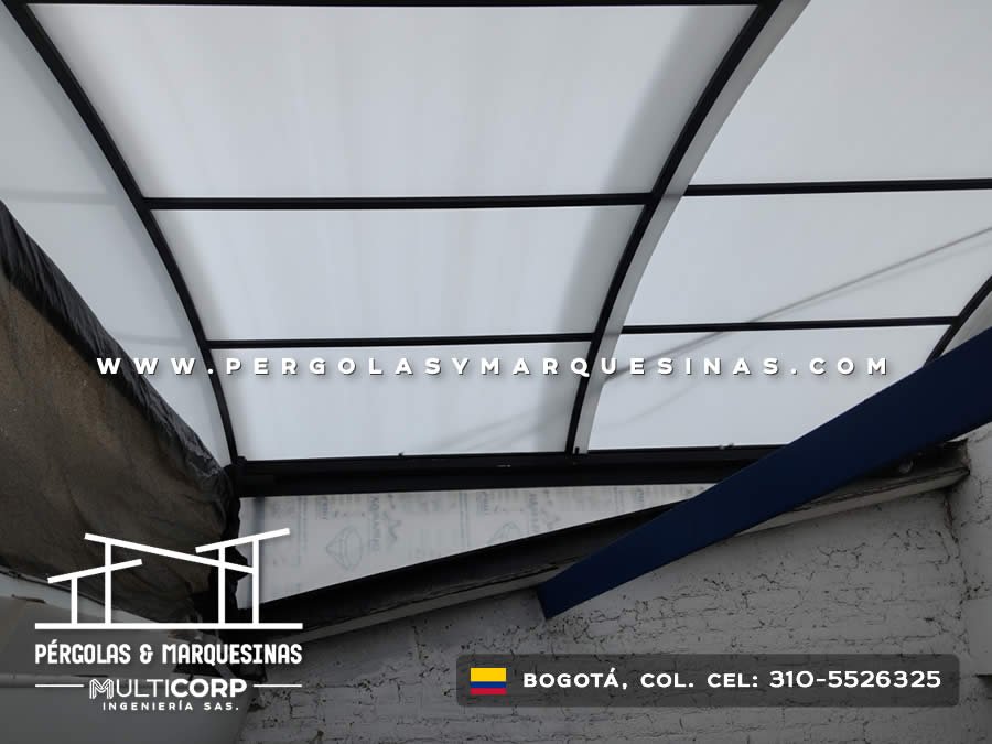 Cubierta plana de policarbonato con estructura metalica negra sobre espacio interior con muros de concreto en Bogotá, Colombia. Multicorp Ingeniería SAS.