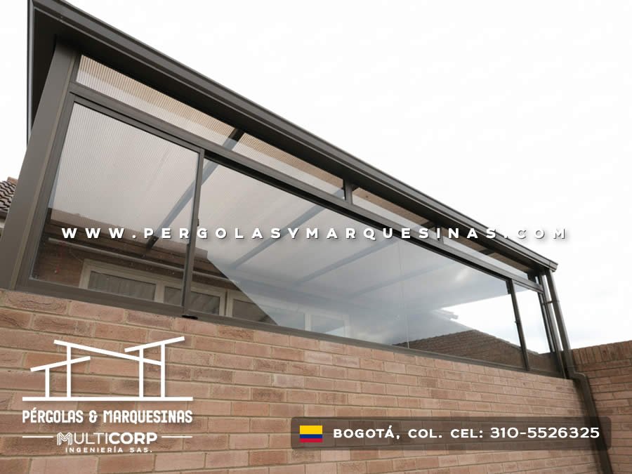 Marquesina de policarbonato con estructura metalica oscura sobre balcon de edificio con muro de ladrillo en Bogotá, Colombia. Multicorp Ingeniería SAS.