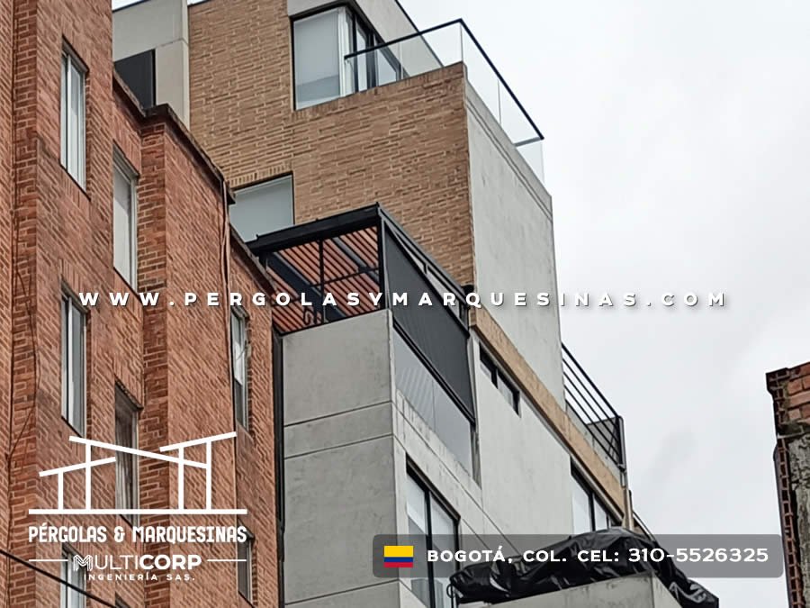 Pergola de madera con estructura metalica negra y paneles de policarbonato en terraza de apartamento con vista urbana en Bogotá, Colombia. Multicorp Ingeniería SAS.