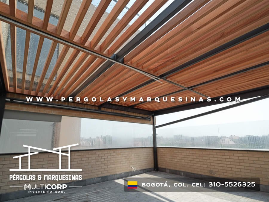 Pergola de madera con estructura metalica negra y techo de policarbonato en terraza de atico con vista panoramica en Bogotá, Colombia. Multicorp Ingeniería SAS.