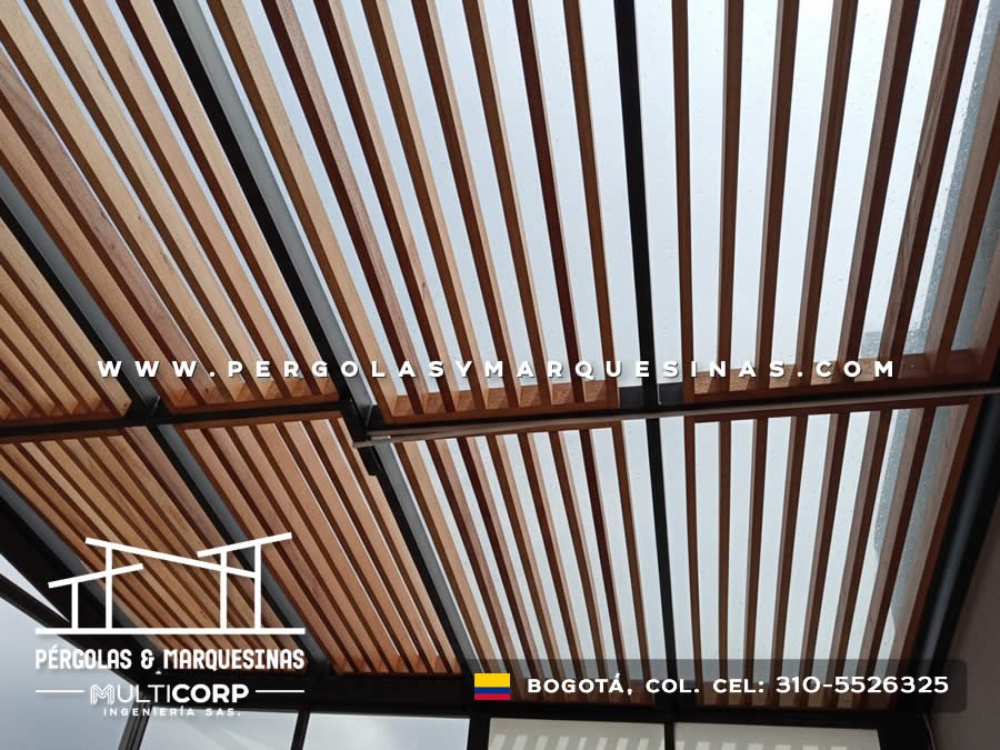 Pergola de madera con lamas horizontales y estructura metalica negra en terraza de apartamento de Bogotá, Colombia. Multicorp Ingeniería SAS.