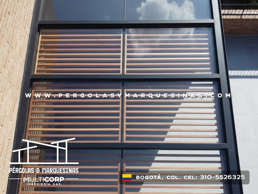 Celosia de madera con estructura metalica oscura y vidrio en fachada de edificio urbano en Bogotá, Colombia. Multicorp Ingeniería SAS.