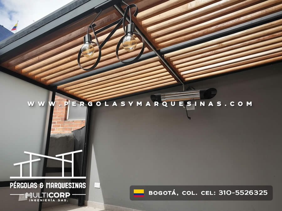 Pergola de madera con estructura metalica negra y lamas en terraza de casa con luces decorativas en Bogotá, Colombia. Multicorp Ingeniería SAS.