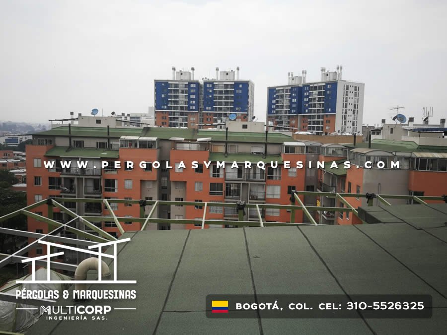 Estructura metalica gris para cubierta en terraza de edificio con vista a edificaciones urbanas y techo verde en Bogotá, Colombia. Multicorp Ingeniería SAS.