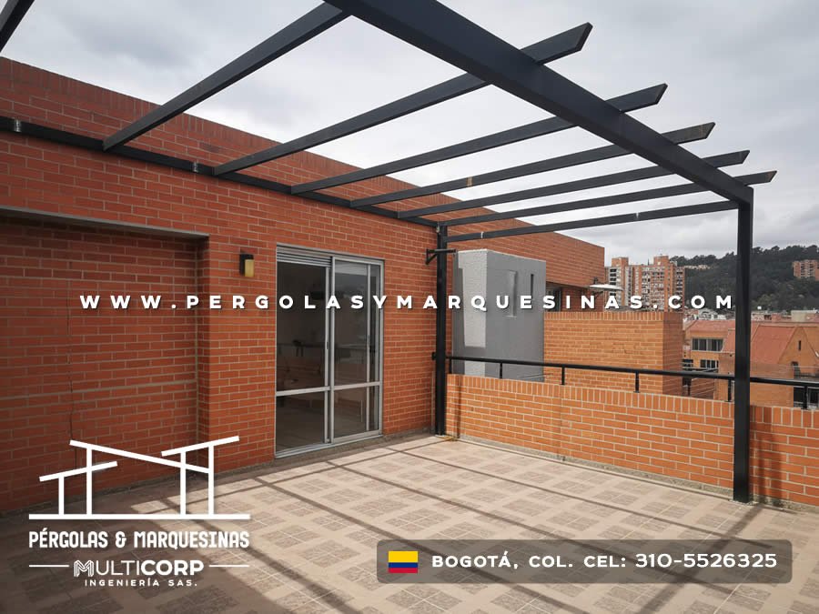 Pergola con estructura metalica negra en terraza con puerta de vidrio y muro de ladrillo en Bogotá, Colombia. Multicorp Ingeniería SAS.