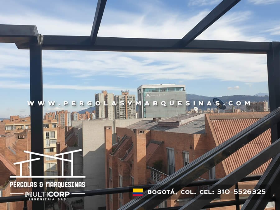 Estructura metalica negra para techo en terraza con vista a edificios comerciales y montanas en Bogotá, Colombia. Multicorp Ingeniería SAS.