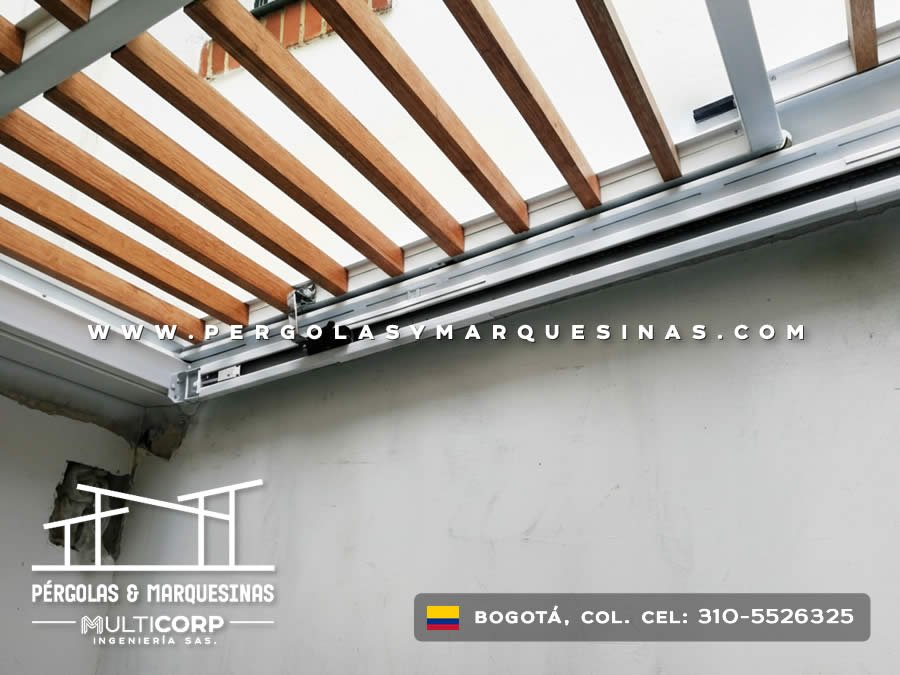 Detalle de pergola con listones de madera y riel de aluminio sobre estructura metalica blanca en Bogotá, Colombia. Multicorp Ingeniería SAS.