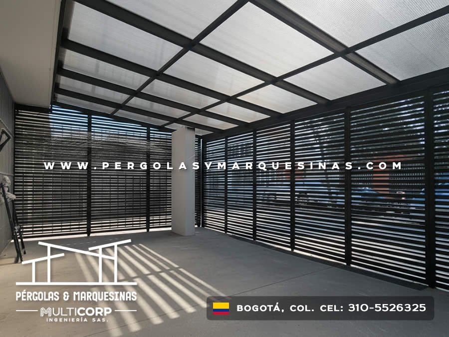 Estructura metalica oscura con techo de policarbonato y celosias metálicas en espacio comercial en Bogotá, Colombia. Multicorp Ingeniería SAS.