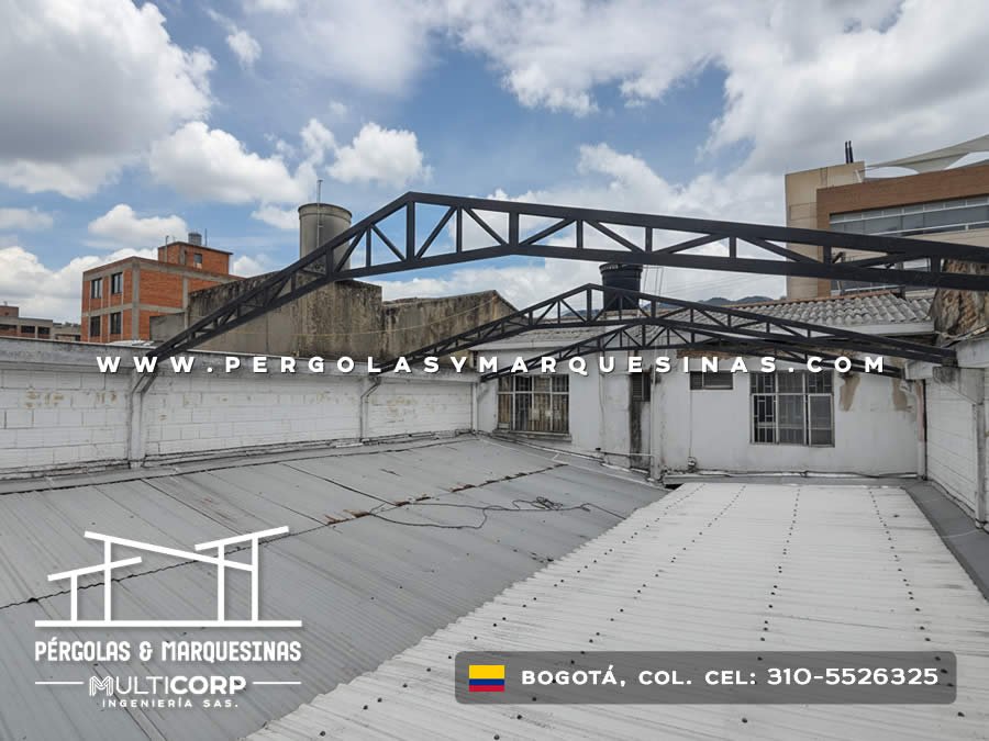Estructura metalica negra con tirantes triangulares en azotea con viviendas y edificios urbanos en Bogotá, Colombia. Multicorp Ingeniería SAS.