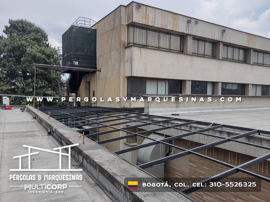 Estructura metalica negra para techo industrial en azotea grande con edificio comercial al fondo en Bogotá, Colombia. Multicorp Ingeniería SAS.