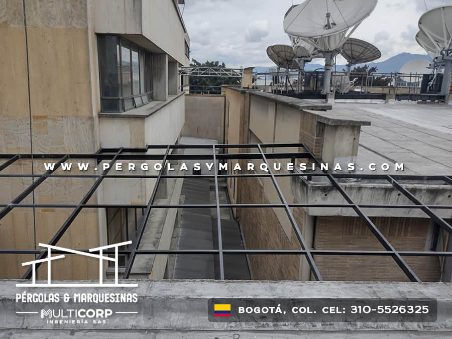 Estructura metalica negra para techo en azotea comercial con antenas satelite y muros revestidos en Bogotá, Colombia. Multicorp Ingeniería SAS.
