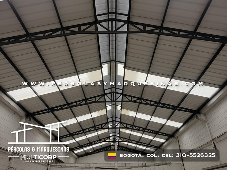 Techo industrial con estructura negra y tirantes triangulares con claraboyas en nave industrial en Bogotá, Colombia. Multicorp Ingeniería SAS.