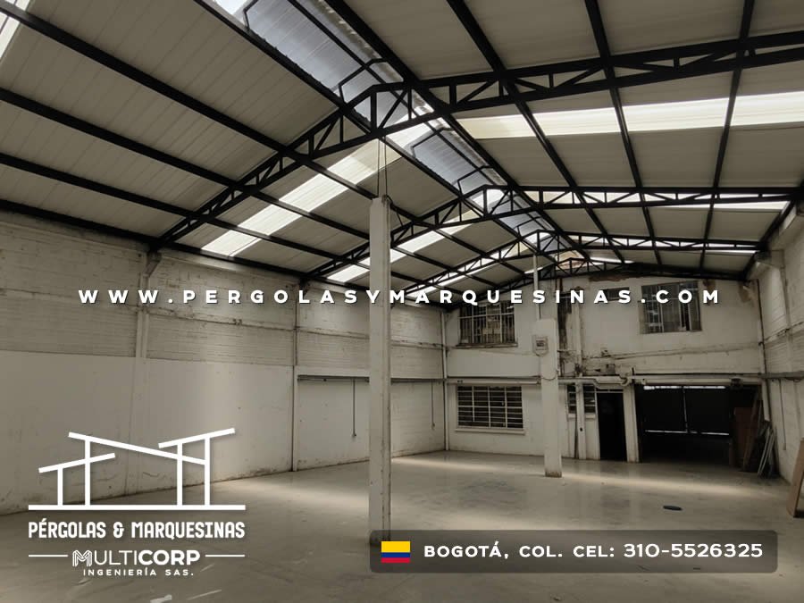 Estructura industrial negra con tirantes y claraboyas en nave grande con columna central en Bogotá, Colombia. Multicorp Ingeniería SAS.