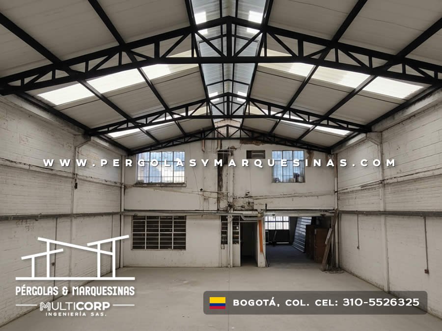 Cubierta industrial con estructura negra y tirantes en nave con mezzanine y ventanas en Bogotá, Colombia. Multicorp Ingeniería SAS.