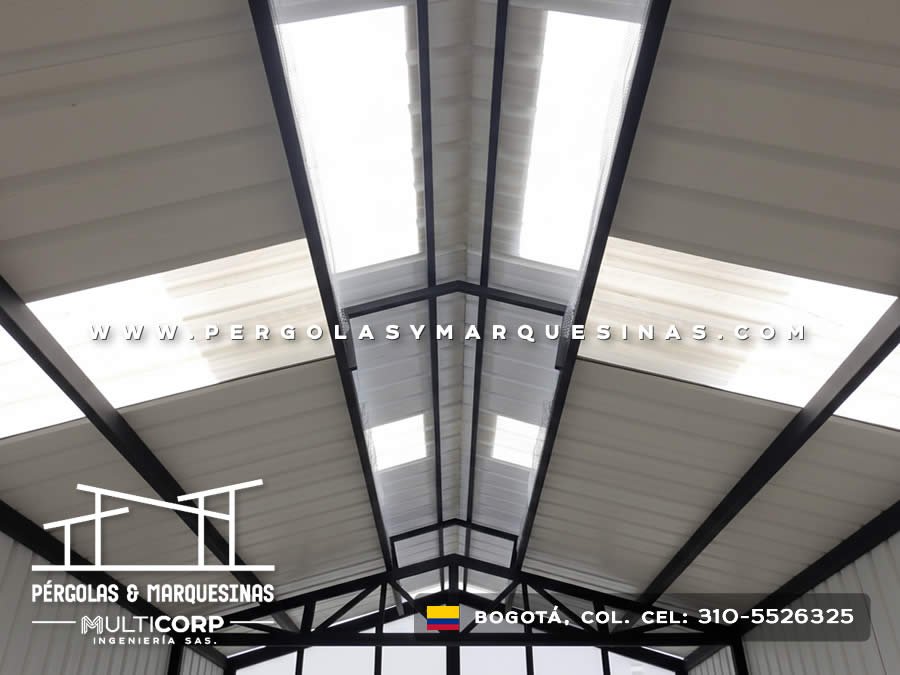 Detalle de cubierta industrial con tirantes triangulares y claraboyas de policarbonato en nave en Bogotá, Colombia. Multicorp Ingeniería SAS.
