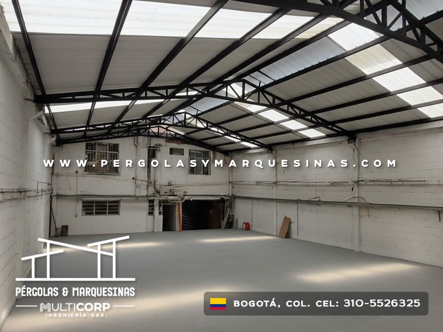 Cubierta industrial con estructura negra tirantes triangulares y claraboyas en nave amplia en Bogotá, Colombia. Multicorp Ingeniería SAS.