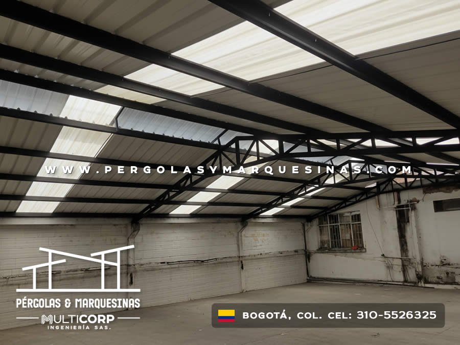 Estructura industrial negra con tirantes y claraboyas en nave con mezzanine lateral en Bogotá, Colombia. Multicorp Ingeniería SAS.