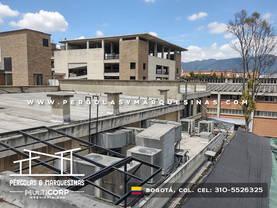 Estructura metalica oscura en azotea institucional con equipos de climatizacion edificio concreto y montanas en Bogotá, Colombia. Multicorp Ingeniería SAS.