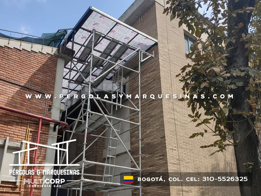 Marquesina metalica galvanizada con paneles translucidos sobre andamio fachada edificio ladrillo en Bogotá, Colombia. Multicorp Ingeniería SAS.