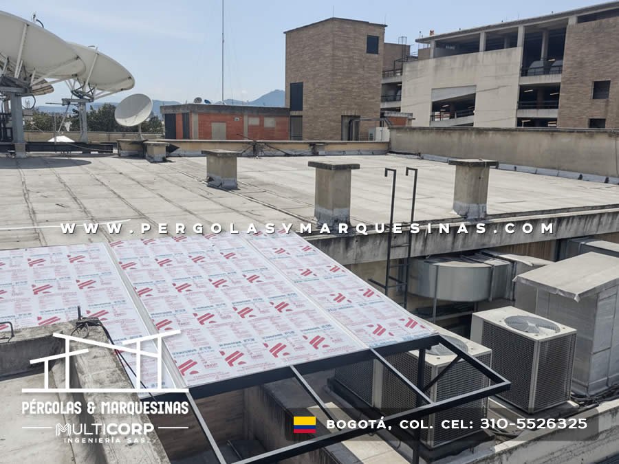 Domo metalico oscuro con paneles translucidos azotea equipos climatizacion antenas montanas en Bogotá, Colombia. Multicorp Ingeniería SAS.
