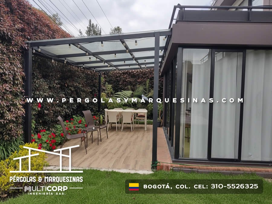 Pergola metalica oscura vidrio templado terraza piso madera jardin vertical comedor exterior en Bogotá, Colombia. Multicorp Ingeniería SAS.