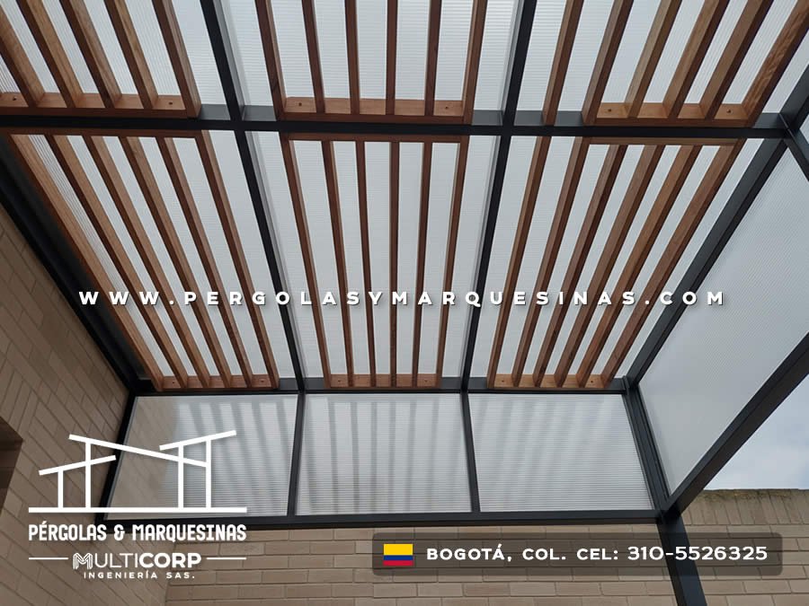 Techo mixto madera metalico policarbonato translucido estructura negra fachada ladrillo residencial en Bogotá, Colombia. Multicorp Ingeniería SAS.