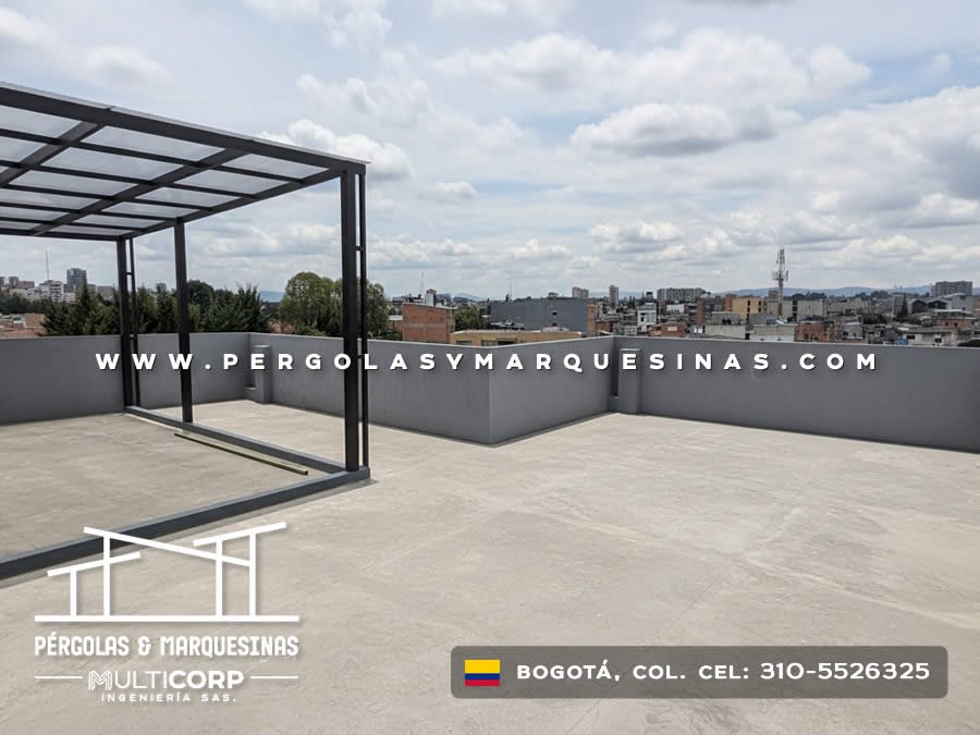 Estructura metalica negra policarbonato azotea residencial muros grises paisaje urbano cielo nublado en Bogotá, Colombia. Multicorp Ingeniería SAS.