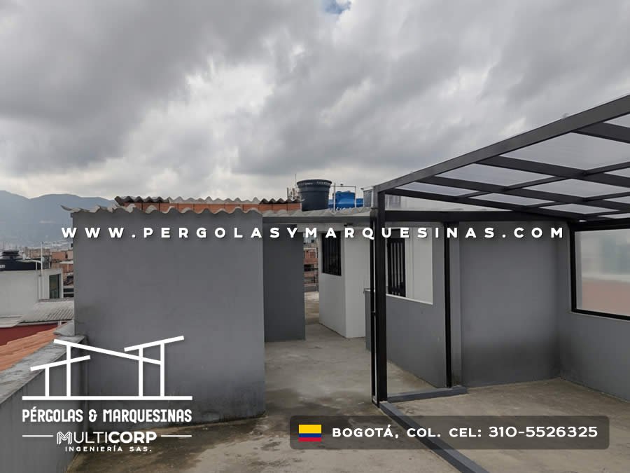Estructura metalica negra azotea residencial cerramiento gris equipos tanque montanas cielo nublado en Bogotá, Colombia. Multicorp Ingeniería SAS.