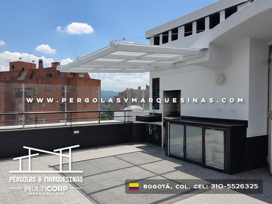 Marquesina metalica blanca policarbonato azotea residencial bar cocina exterior barandas negras en Bogotá, Colombia. Multicorp Ingeniería SAS.