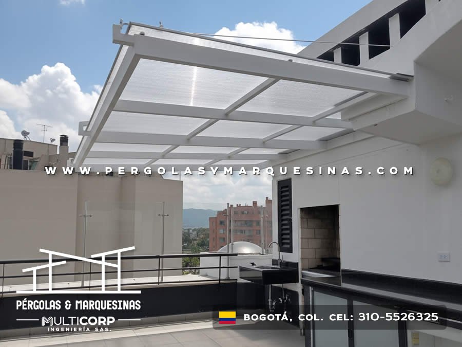 Pergola metalica blanca policarbonato translucido azotea cocina bar barandas vidrio montanas en Bogotá, Colombia. Multicorp Ingeniería SAS.