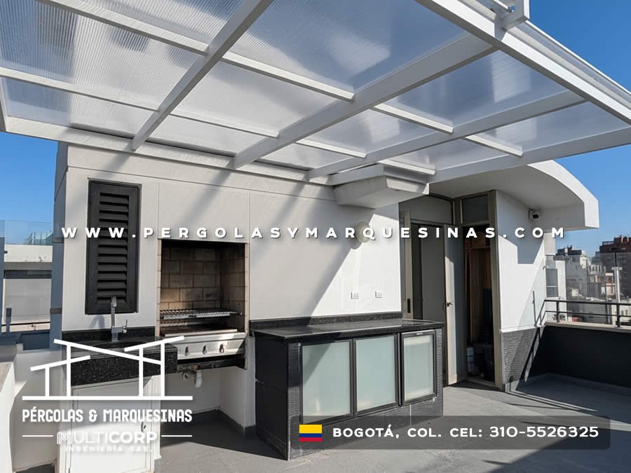 Cubierta metalica blanca policarbonato azotea cocina exterior parrilla refrigerador barandas vidrio en Bogotá, Colombia. Multicorp Ingeniería SAS.